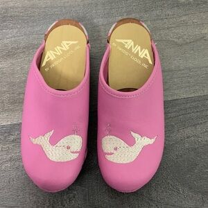 Anna by Swedish Clogs Pink Embroidered Whale Shoes size 33